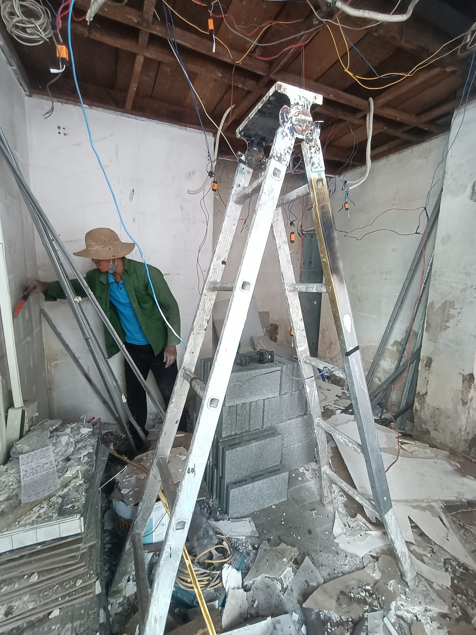 Vách nhà, đi đường dây điện